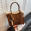 Sac seau femme à imprimé léopard avec bordure en fausse fourrure et breloque - Imprimé léopard