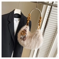 Vue détaillée du sac croissant en fausse fourrure beige avec poignée en perles de bois - Avec Pendentif / Abricot