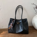 Sac fourre-tout vintage en cuir noir avec boucle dorée et pendentif décoratif marron - Avec Pendentif / Noir