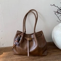 Sac cabas marron foncé vintage avec breloque ours et boucle sur socle en bois - Avec Pendentif / Marron