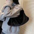 Sac à épaule chic en fausse fourrure noire pour femme avec texture pelucheuse et grande capacité - Noir