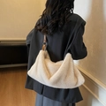 Sac à épaule minimaliste en peluche crème avec fausse fourrure et lanières en cuir brun - Khaki