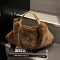 Sac cabas en fausse fourrure marron foncé avec poignées en cuir et anneaux métalliques - Café