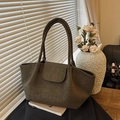 Bolso tote grande de ante verde oliva con solapa minimalista y correas de hombro largas - Verde