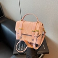 Modieuze lichtroze crossbodytas met gerimpelde textuur en elegante gouden metalen details - Roze