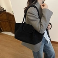 Bolso tote grande de ante negro con solapa y correa ancha para el hombro de mujer - Negro