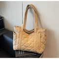 Gros plan du sac cabas beige matelassé montrant la texture, la poche latérale et l'intérieur - Kaki