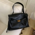 Elegante borsa tote in ecopelle nera con texture morbida e fibbia dorata quadrata - Nero