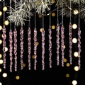 Rosa Acryl Weihnachtseiszapfen Anhänger am Baum mit warmen Bokeh Lichteffekten hängend - Rosa