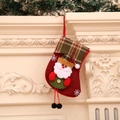 Roter Weihnachtsstrumpf mit Karomanschette und 3D-Weihnachtsmann am Kamin aufgehängt - Weihnachtsmann