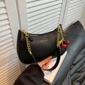 Borsa hobo nera in pelle martellata con catena dorata e ciondolo a ciliegia - Nero (Con Ciondolo Ciliegia)