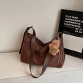 Sac fourre-tout en daim marron foncé avec large bandoulière et pendentif ours - Café avec Pendentif