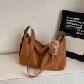 Sac hobo en daim marron avec large bandoulière et charmant pendentif ours en peluche - Brun Clair Avec Pendentif