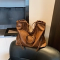 Vintage braune Leder-Tragetasche mit U-Design und seitlichen Schnallendetails in Soft-Optik - Braun