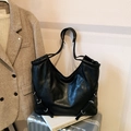 Retro große schwarze Tragetasche aus weichem Leder mit verstellbaren silbernen Schnallen - Schwarz