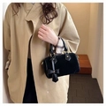 Elegante zwarte fluwelen Boston-tas met strikhanger en gouden hardware accenten - Zwart