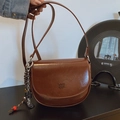 Vintage braune Satteltasche aus Öl-Wachs-Leder mit verstellbarem Gurt und Anhänger - Braun (Mit Anhänger)