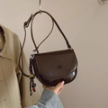 Dunkelbraune Satteltasche aus Glänzendem Leder mit dekorativem Perlenanhänger seitlich - Kaffee (Mit Anhänger)