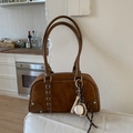 Dettaglio della borsa Boston in camoscio marrone con occhielli in metallo e charm baseball - Con Ciondolo da Baseball / Marrone