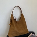 Detalle de bolso tote de ante marrón con nudos trenzados y colgantes de cuentas de madera - Marrón con colgante