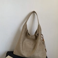 Detalle del bolso hobo de ante caqui con borlas decorativas de cuentas de madera y textura - Caqui con Colgante