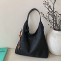 Detalle de bolso hobo de ante negro con borla de cuentas de madera y gran capacidad - Negro con colgante