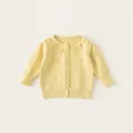 Gelbe Strickjacke für Kleinkinder mit 3D-Schleife und gewelltem Kragen Design - 130 / Gelb