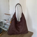 Bolso hobo marrón oscuro de gamuza sintética con cuentas de madera y borla de cuero - Café con Colgante