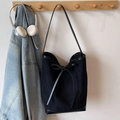 Minimalistische schwarze matte Tragetasche mit Schleife und schmalem Schulterriemen - Schwarz