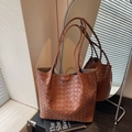 Sac cabas en cuir tressé marron caramel avec motif Intrecciato et fines bandoulières - Marron