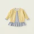 Mädchen Set aus gelber Strickjacke und blauem Karo-Prinzessinnenkleid, zweiteilig - 130 / Gelb Set (CY52061A)