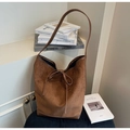 Dunkelbraune matte Wildleder-Einkaufstasche mit Schleifendetail und Vintage-Ästhetik - Braun
