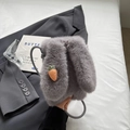 Sac bandoulière mignon en fausse fourrure grise avec oreilles de lapin et carotte - Gris