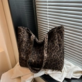 Große Shopper-Tasche mit Leopardenmuster, brauner Canvas-Struktur und breiten Schultergurten - Grün