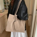 Bolso tote grande beige con estuche a juego y logo PAN TOR en un entorno de oficina - Caqui