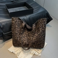 Schicke Einkaufstasche mit Leopardenmuster und großem Fassungsvermögen aus weichem Samtstoff - Kaffeebraun