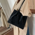 Bolso tote negro minimalista en piel sintética mate con un pequeño estuche y correa - Negro