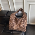 Grande borsa shopper con stampa leopardata marrone scuro su divano in pelle - Leopardo Marrone