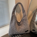Borsa tote grigia in peluche con consistenza in mohair e dettaglio del logo - Grigio