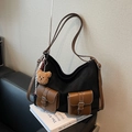 Schwarze Canvas-Tasche mit braunen Ledertaschen und einem süßen Bären-Anhänger - Schwarz mit Anhänger