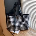 Κλασική τσάντα tote με μοτίβο houndstooth, μαύρα δερμάτινα χερούλια και υφή από τουίντ - Houndstooth Μαύρο