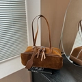 Vintage-Zylindertasche aus Wildleder in Karamellbraun mit eleganten Lederriemen - Braun