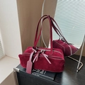 Vintage bordeauxrote Wildleder-Kissentasche mit langen Riemen und eleganter Mattoptik - Rot