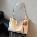 Sac fourre-tout blanc cassé en similicuir avec charm ours et ruban rayé élégant - Blanc Cassé