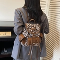Mochila de lona con estampado de leopardo, ribete de cuero marrón y hebillas metálicas - Blanco Roto