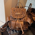 Mochila chic con estampado de leopardo para mujer con detalles de cuero marrón y bolsillos - Marrón