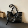 Schwarze Retro-Einkaufstasche aus PU-Leder mit glänzender Knitteroptik und Ösenriemen - Schwarz