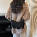 Borsa a mezzaluna minimalista in pelle scamosciata nera con frange e tracolla - Nero