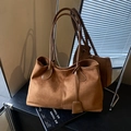 Borsa tote minimalista in pelle scamosciata marrone caramello con manici sottili - Marrone