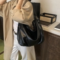 Minimalistische große schwarze Ledershopper mit goldenen Nieten für den Alltag - Schwarz